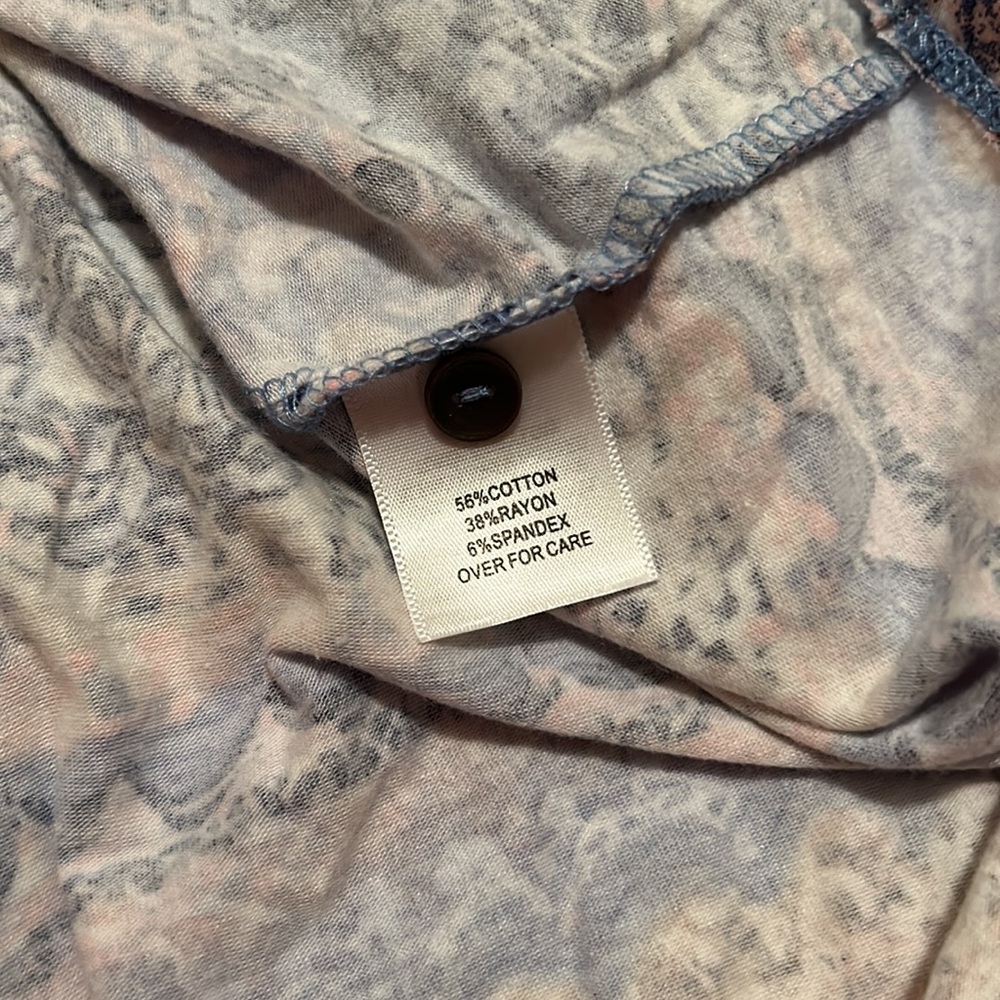 New! Relativity Basic Henley Style Vintage Pastel Print Blouse - Picture 4 of 4